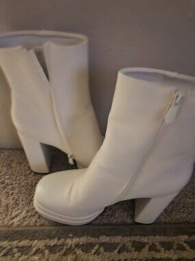 Dream pairs white bootie size 10